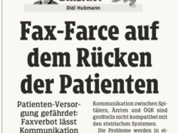 Ein Zeitungsartikel aus der Rubrik “Steiermark Brisant” mit der Hauptüberschrift “Fax-Farce auf dem Rücken der Patienten”. Der Artikel thematisiert Probleme in der Patienten-Versorgung aufgrund von Kommunikationsschwierigkeiten zwischen ÖGK und Spitälern. Im Kopf des Artikels ist ein Porträtfoto und der Name “Didi Hubmann” zu sehen, sowie ein kleines grafisches Element. Der Text ist in schwarzer Schrift auf weißem Hintergrund gedruckt und erscheint im klassischen Zeitungslayout mit Haupt- und Unterüberschriften